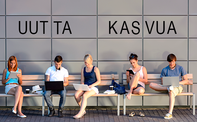 Ihmisiä penkillä istumassa läppärit ja kännykät käsissä.